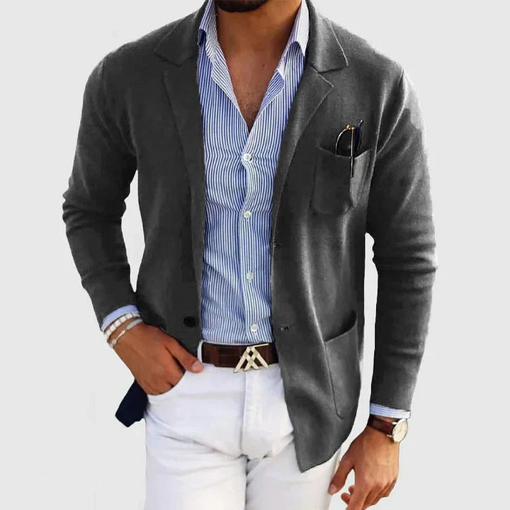Model trägt eleganten Herrenblazer mit Reverskragen & Knopftaschen, ideal für den Herbst, stilvoller Auftritt.