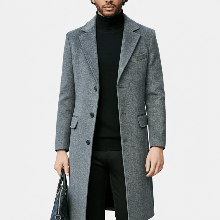Luxuriöser Herrenmantel mit Knopfleiste. Eleganter langer Schnitt für gehobene Herrenmode.