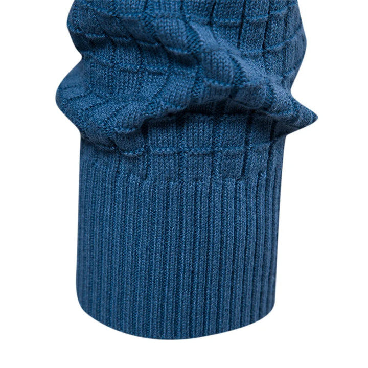 Moderner Herrenpullover im Crewneck-Stil, getragen von einem Model. Perfekte Herbstmode für stilbewusste Männer.