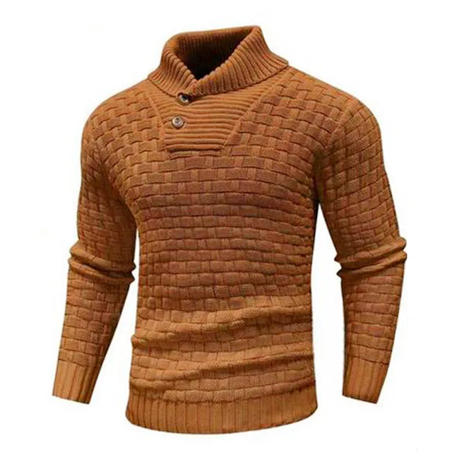 Mann trägt bequemen Herren Schalkragen-Pullover mit Strukturmuster in lässiger Pose.
