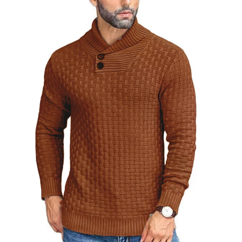 Nahaufnahme des eleganten Schalkragens am Herrenpullover mit feinem Strickmuster.