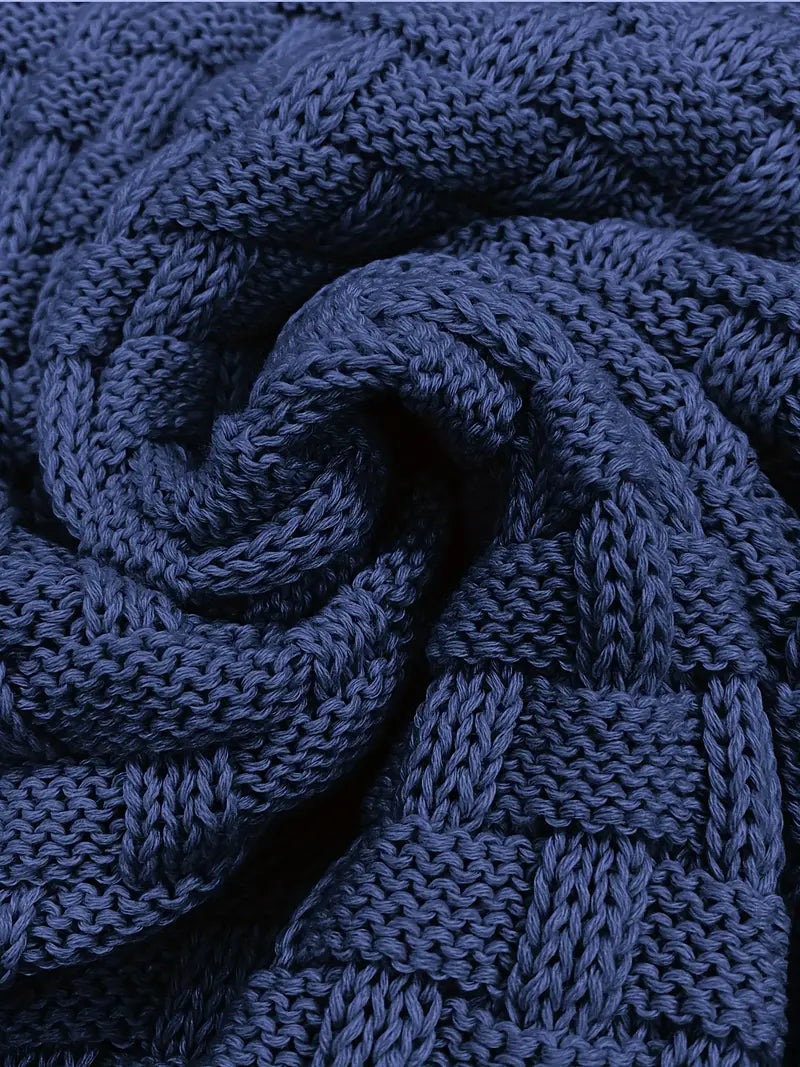Zeitloser Herrenpullover mit Schalkragen, elegantem Strukturmuster, von vorne präsentiert.
