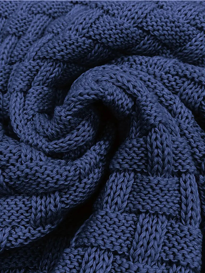 Zeitloser Herrenpullover mit Schalkragen, elegantem Strukturmuster, von vorne präsentiert.