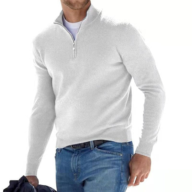 Ganzkörperansicht: Eleganter Herrenpullover, V-Ausschnitt mit Reißverschluss. Lässiger Winterpullover für Herrenmode.