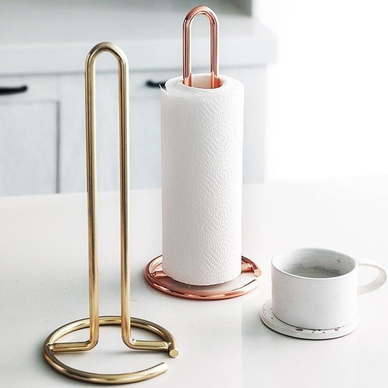 Stilvoller Papierrollenhalter in Gold & Roségold aus Metall, perfekt für die moderne Küchendekoration.