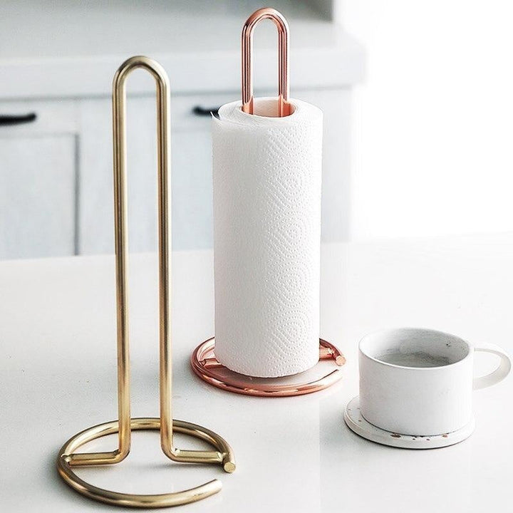 Stilvoller Papierrollenhalter in Gold & Roségold aus Metall, perfekt für die moderne Küchendekoration.