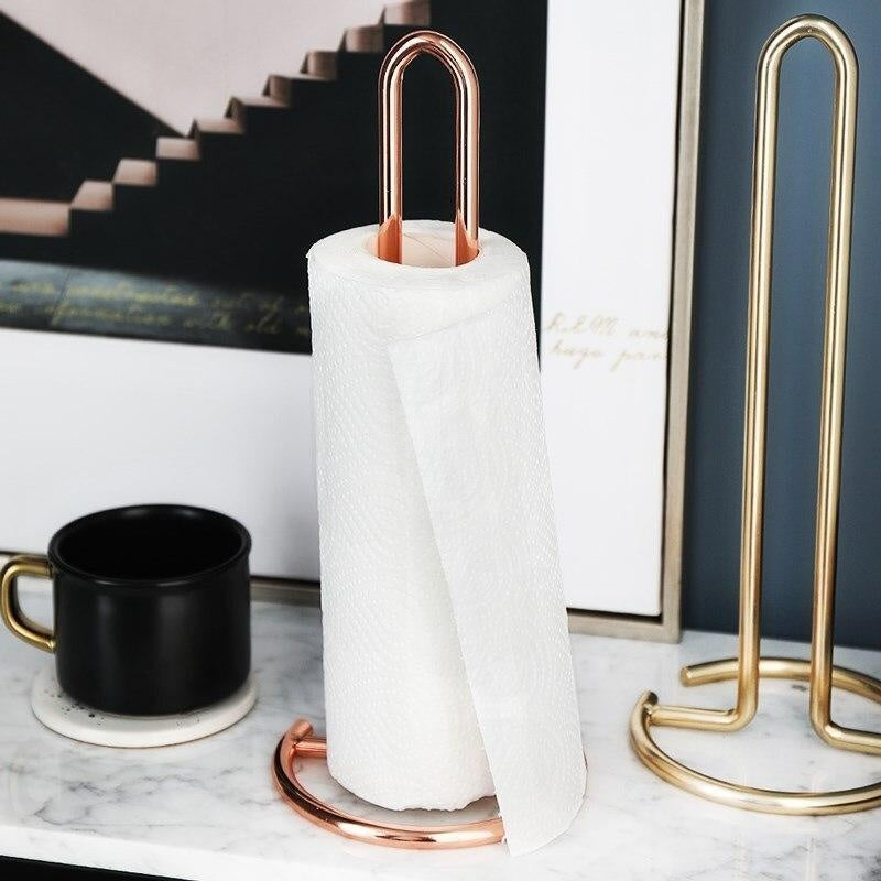 Moderner Küchenpapierhalter aus Metall in Gold & Roségold für eine organisierte und stilvolle Küche.