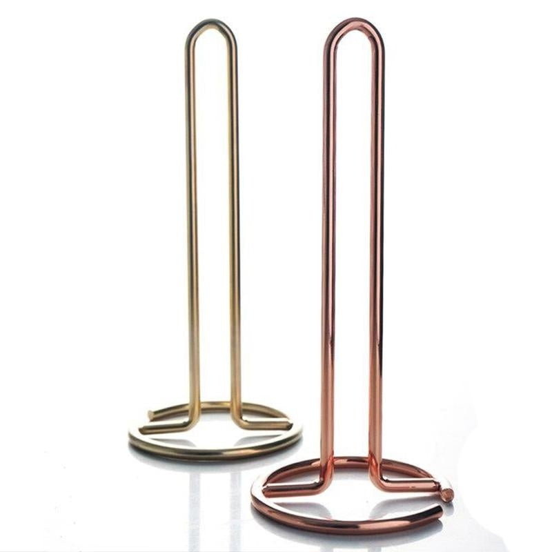 Detailansicht des goldenen und roségoldenen Metall-Küchenpapierhalters, modern und elegant im Design.