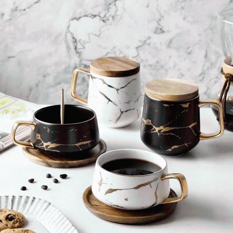 Nahaufnahme des Kintsugi Bechers mit feinen goldenen Rissen auf glatter schwarzer Keramikoberfläche.