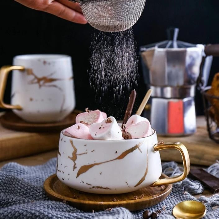 Schwarzer Kintsugi Keramikbecher, 320 ml, mit eleganten goldenen Linien, für stilvollen Kaffeegenuss.