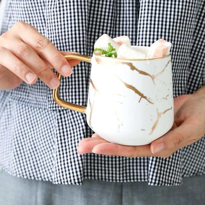 Detailansicht: Kintsugi Teetasse, 320 ml, schwarze Keramik mit kunstvollen goldenen Reparaturdetails.