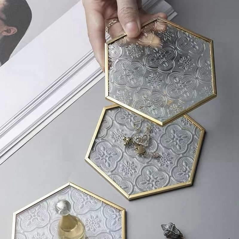 Hochwertiger Glasuntersetzer mit Kristalldesign und goldenem Metallrand für edle Tischdekoration.