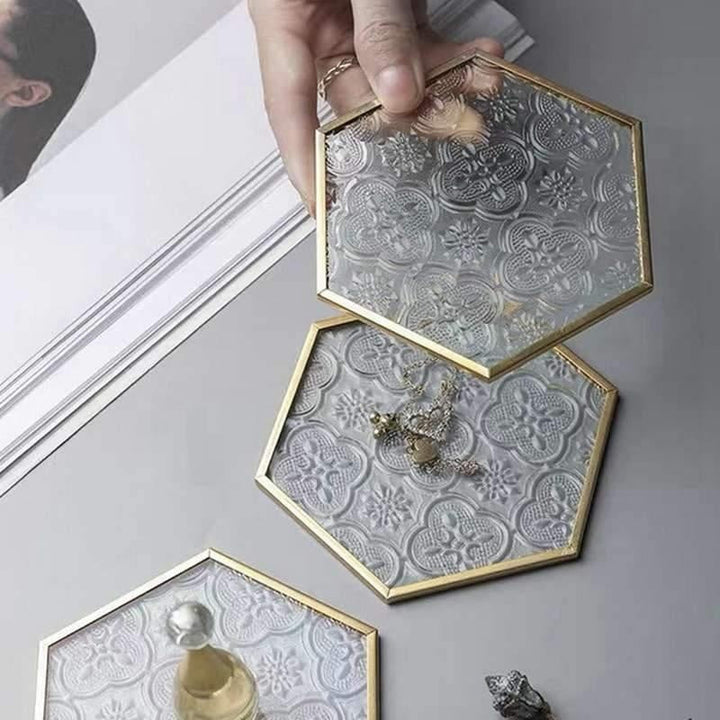 Hochwertiger Glasuntersetzer mit Kristalldesign und goldenem Metallrand für edle Tischdekoration.