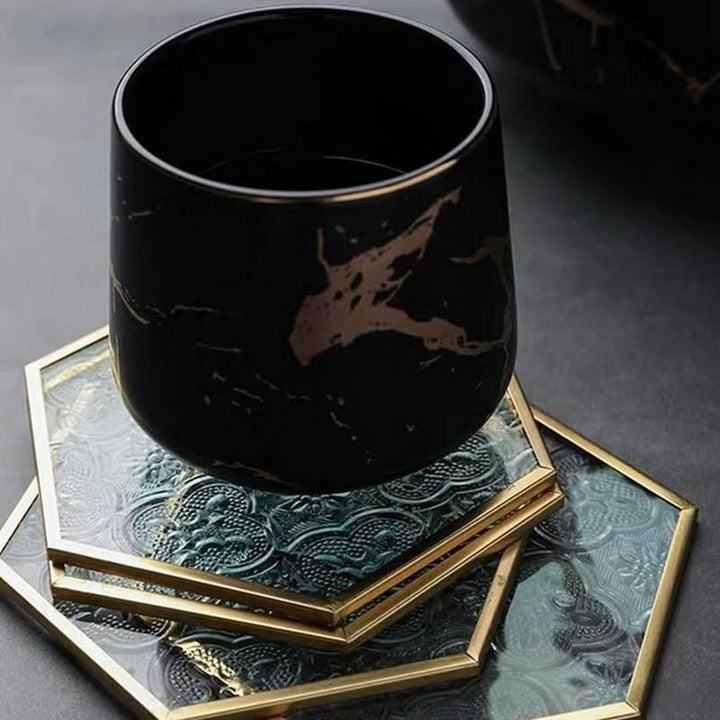 Schwarzer Untersetzer mit elegantem Kristall-Inlay und Goldrand, vielseitig für Getränke.