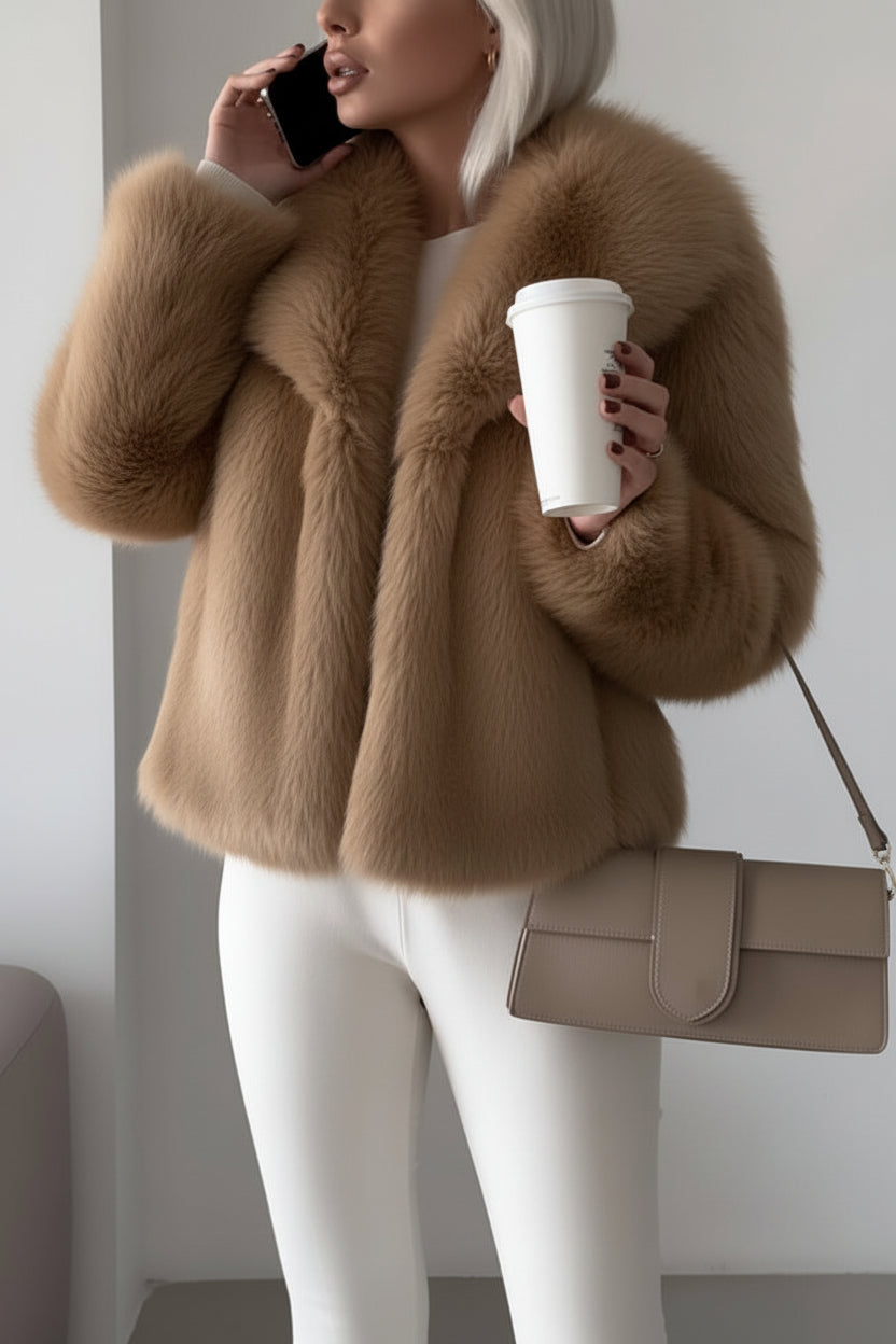 Stylischer Poppy-Kurzmantel für Damen, perfekt für elegante Auftritte und Wintermode. Flauschig.
