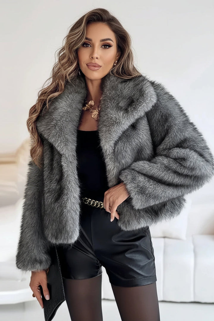 Kurzer Damen-Statement-Mantel in leuchtendem Mohnrot, flauschig. Ideal für elegante Abendmode.