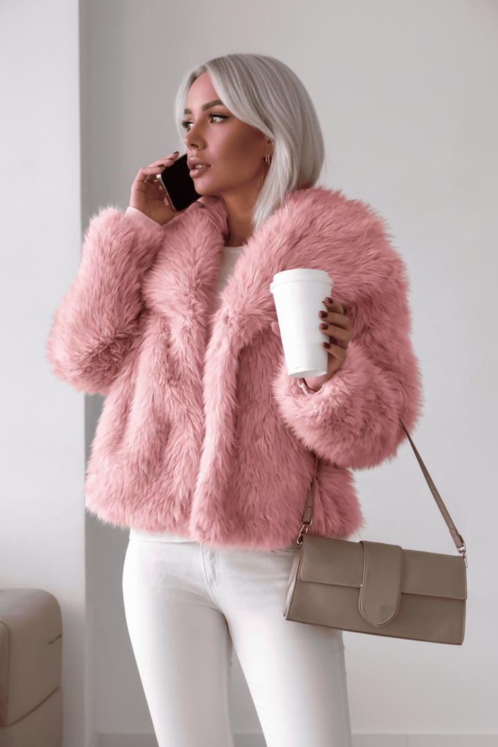 Flauschiger Damen-Kurzmantel "Poppy", warmer Statement-Look. Perfekt als elegante Winter- oder Abendmode.