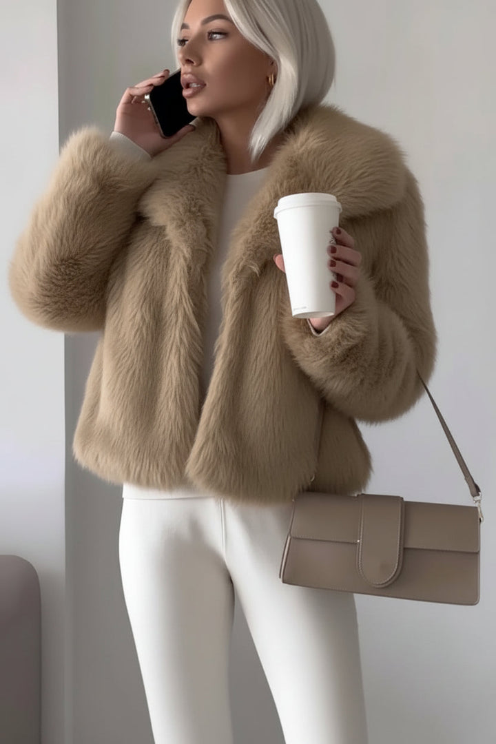 Damen-Statement-Kurzmantel in Mohnrot, luxuriös flauschig, ideal für stilvolle Frauenkleidung.