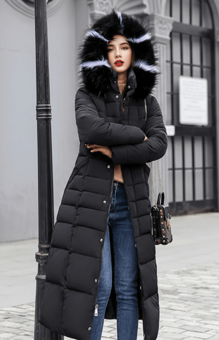 Modischer, langer Damen Winter Steppmantel "Natalie" mit Kapuze; elegante Damenmode für kalte Tage.