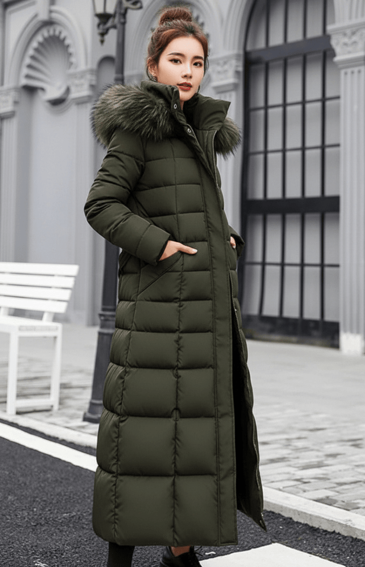 Hochwertiger langer Damen Puffer Coat "Natalie" mit Kapuze; bietet optimalen Kälteschutz im Winter.