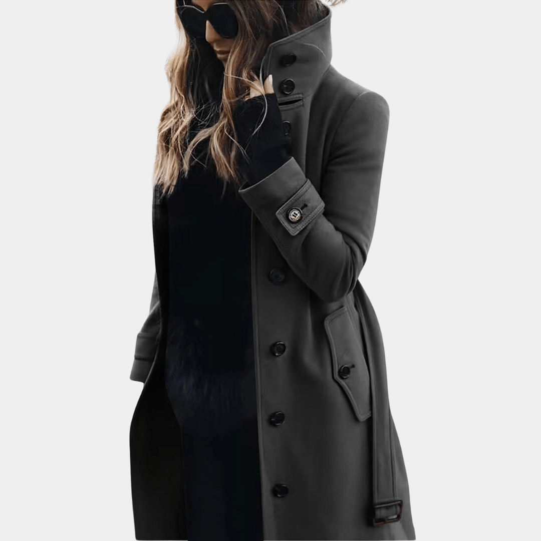Modischer Damen Trenchcoat lang, tailliert & elegant; eine stilvolle Oberbekleidung für Büro und Alltagslook.