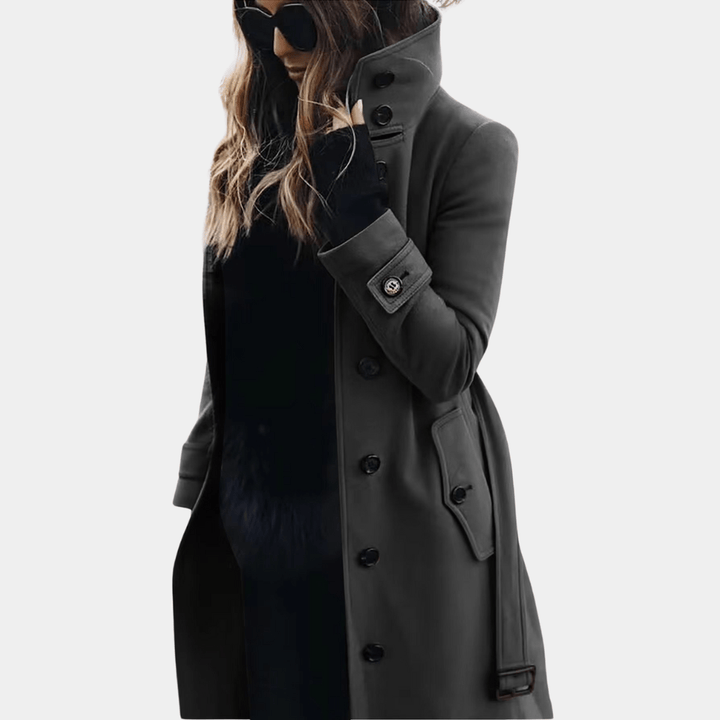 Modischer Damen Trenchcoat lang, tailliert & elegant; eine stilvolle Oberbekleidung für Büro und Alltagslook.