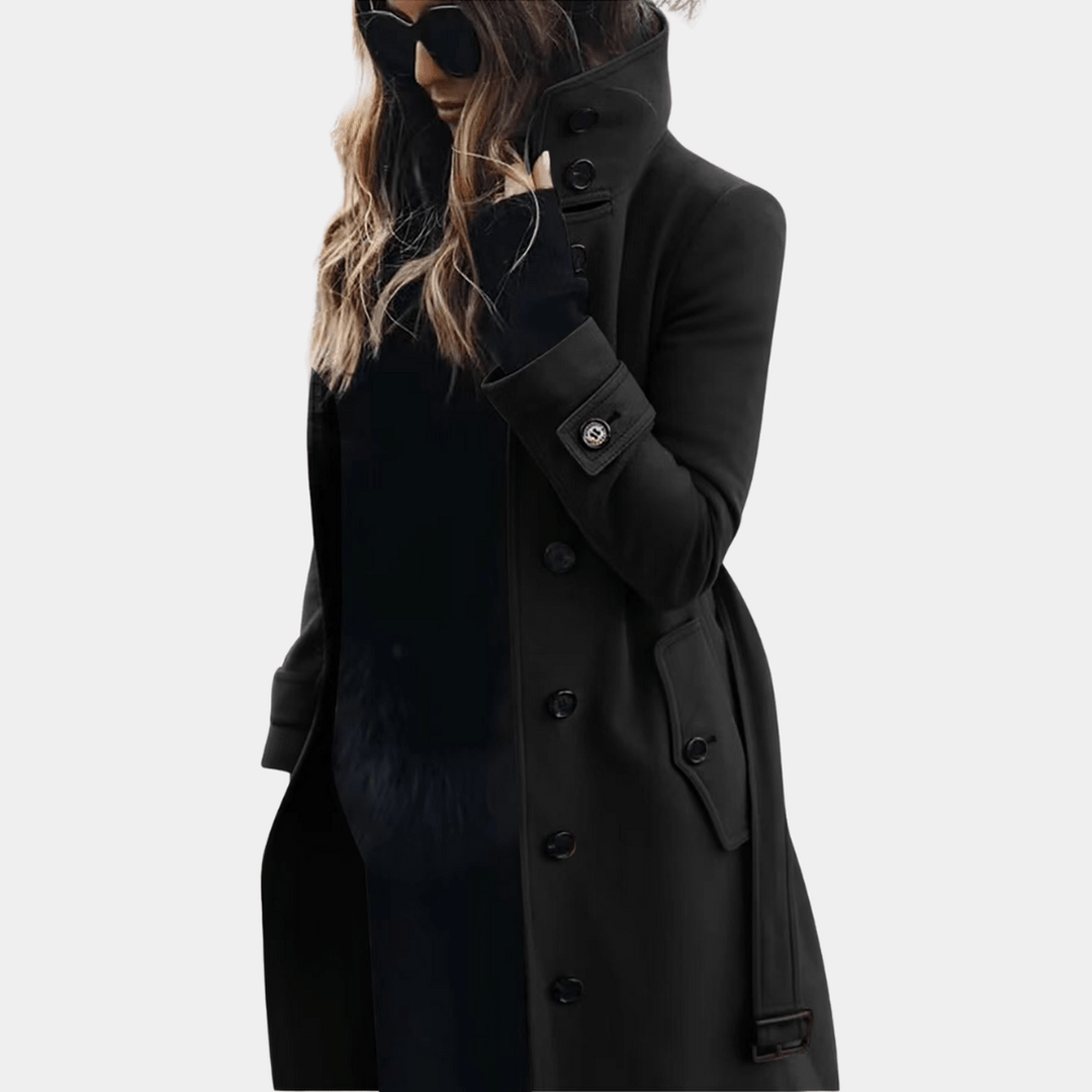 Zeitloser Damen Trenchcoat lang & tailliert. Dieser elegante Mantel ist vielseitig kombinierbar für jeden Anlass.