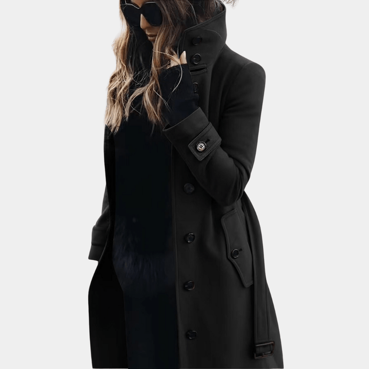 Zeitloser Damen Trenchcoat lang & tailliert. Dieser elegante Mantel ist vielseitig kombinierbar für jeden Anlass.