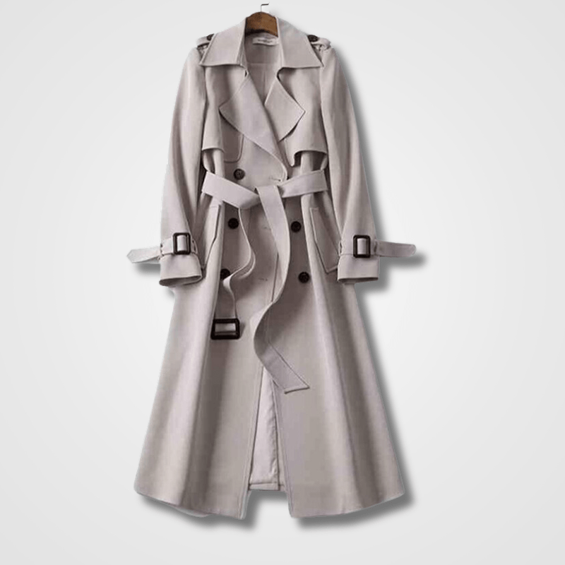 Nahaufnahme des klassischen Damen Trenchcoats: Taillengürtel, Reverskragen & doppelreihige Knöpfe für eleganten Look.
