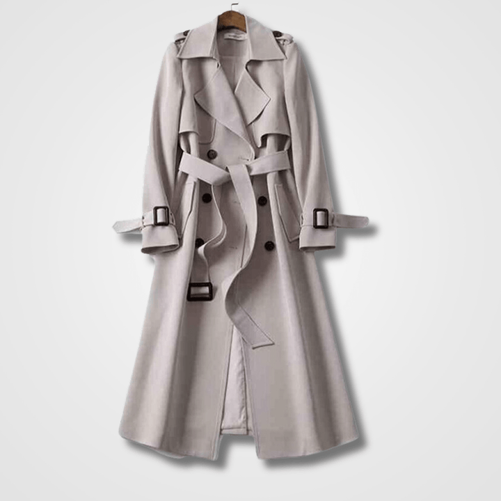 Nahaufnahme des klassischen Damen Trenchcoats: Taillengürtel, Reverskragen & doppelreihige Knöpfe für eleganten Look.