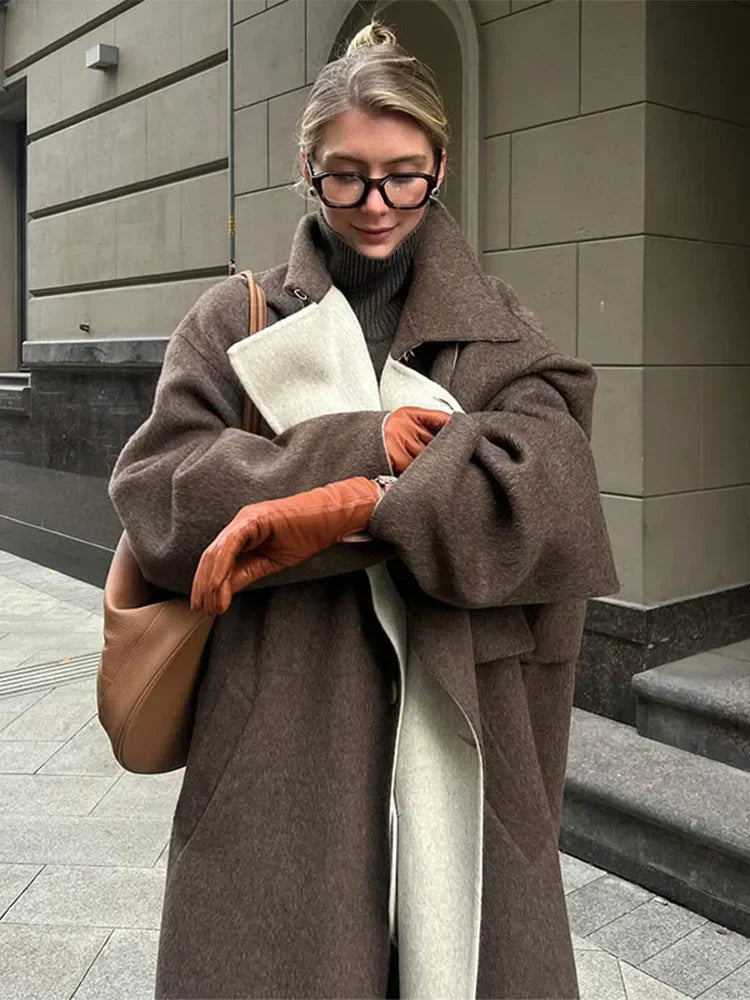 Eleganter langer Damen Wollmantel für Herbst/Winter, Modell Ella. Stilvolle Oberbekleidung mit lockerer Passform.