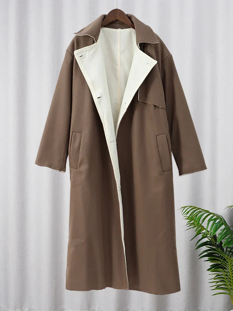 Stilvoller langer Damenmantel für Streetwear im Herbst. Lässige Winterjacke mit eleganter, modischer Passform.