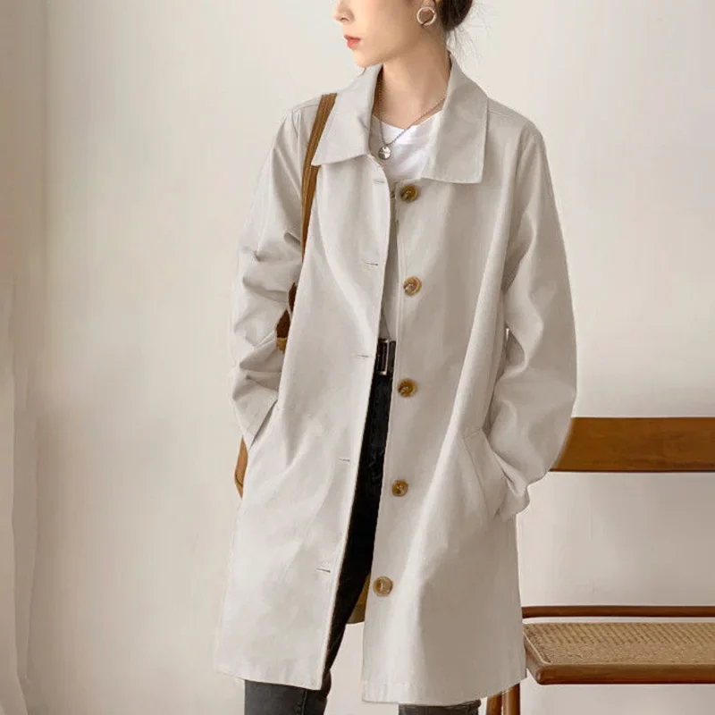 Luxuriöser langer Damenmantel in Khaki, warm und bequem, perfekt als stilvolle Oberbekleidung.
