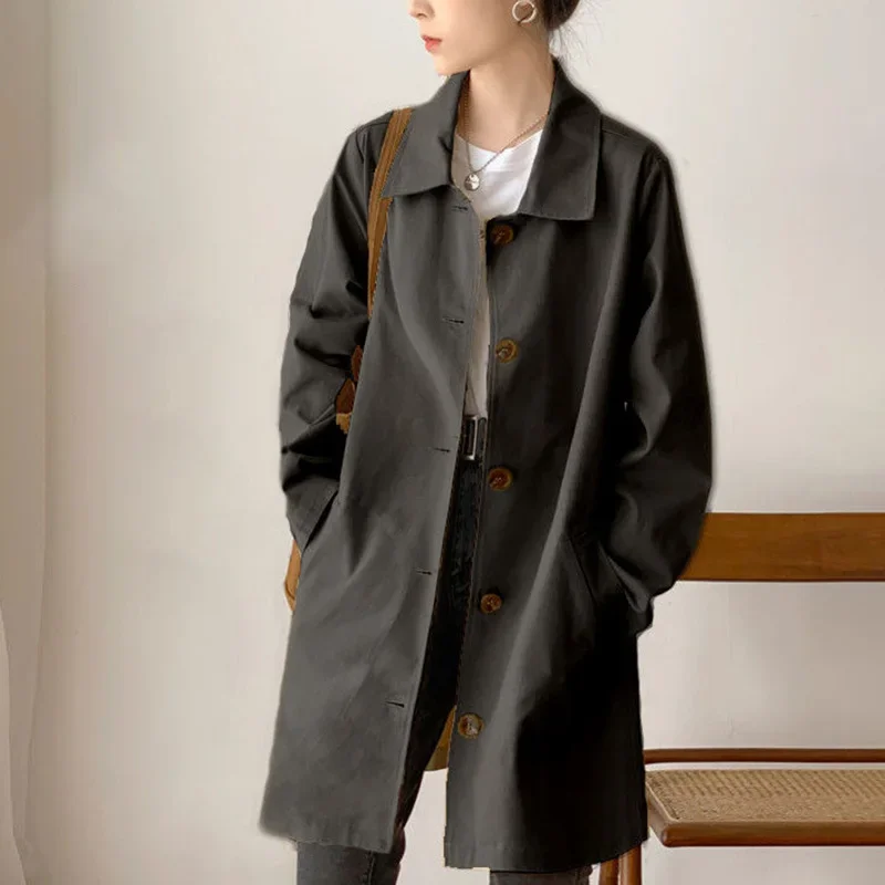 Eleganter langer Damen-Wintermantel in Creme, bietet Wärme & Stil für moderne Damenmode.