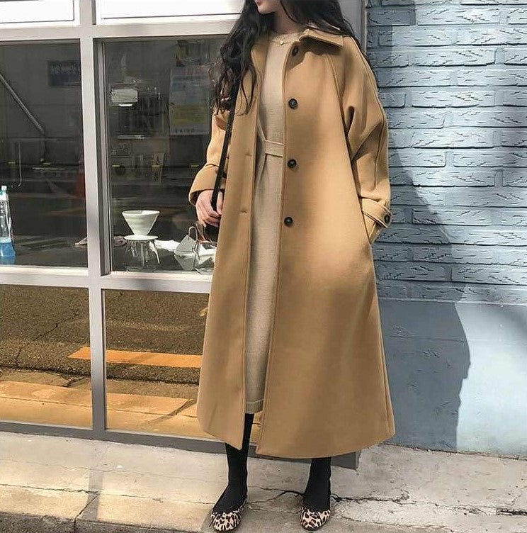 Eleganter langer Damenwintermantel in Khaki, stilvoll und warm, ideal für die kalte Jahreszeit und Damenmode.