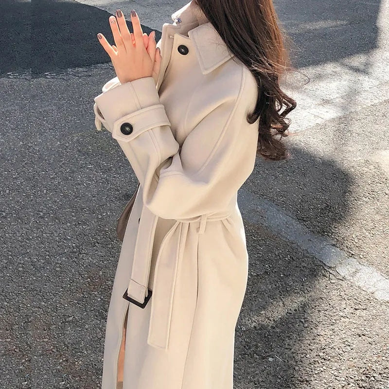 Stilvoller beiger Damenwintermantel, langer Schnitt, komfortabel und elegant für Damen Outdoor-Bekleidung.