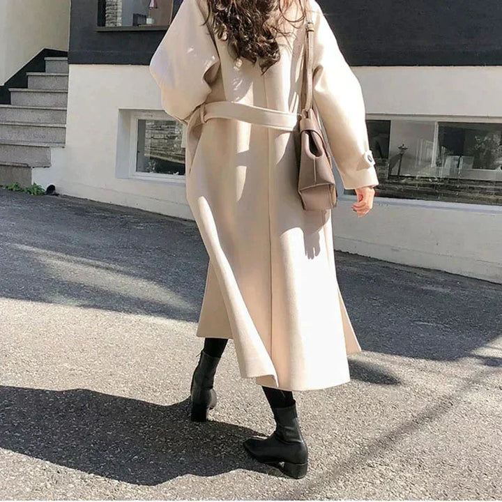 Warmer und eleganter Damen-Wintermantel, langer Khaki-Mantel für stilvolle Wintermode und Komfort.