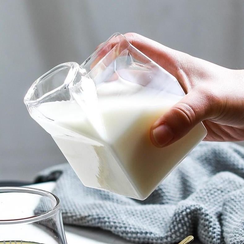 Eleganter Latte Becher aus Glas, handgemacht, ideal für Kaffee und Milchgetränke.