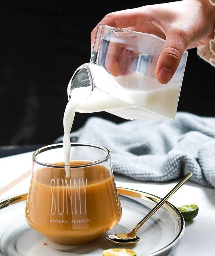 Vielseitiger Glasbecher, geeignet als Latte Becher, Kaffeetasse oder stilvolles Trinkglas.