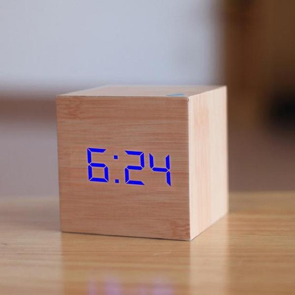 Perfektes Geschenk: Eleganter Holz-Wecker mit LED-Anzeige, Sprachsteuerung und Temperaturanzeige.