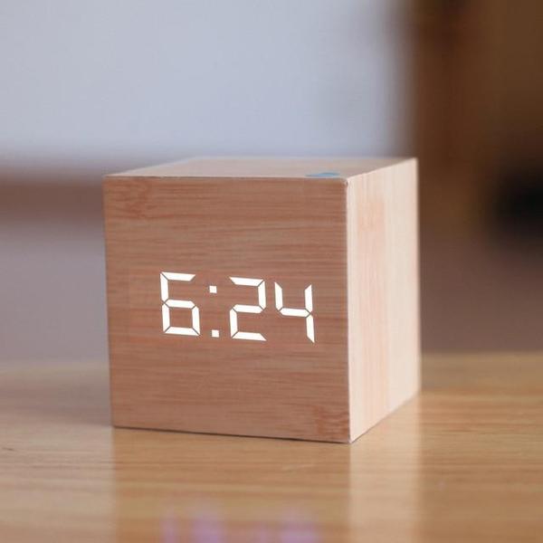 Ästhetischer Holzwürfel-Wecker mit klarer LED-Digitalanzeige, passt zu minimalistischem Dekor.
