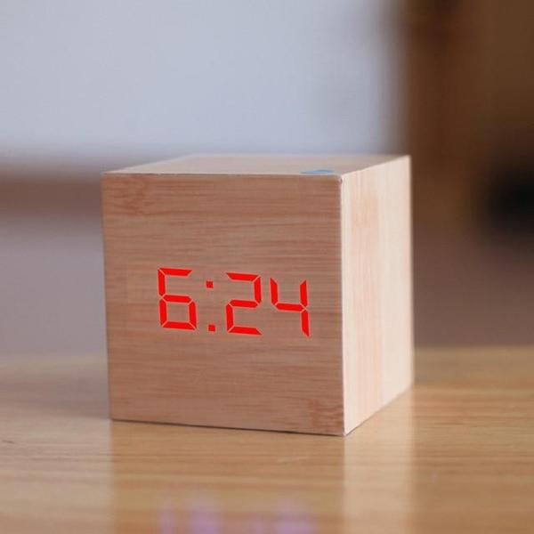 Der smarte Holz-Wecker mit LED-Anzeige und Sprachsteuerung bietet einfache Bedienung und Komfort.