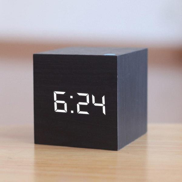 Modernen Holz-Wecker in Würfelform mit klarer LED-Anzeige, ideal als minimalistische Tischuhr.