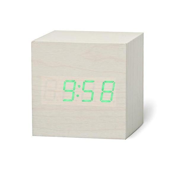 Minimalistischer Holz-Wecker auf einem Nachttisch, der moderne Ästhetik und Funktionalität vereint.