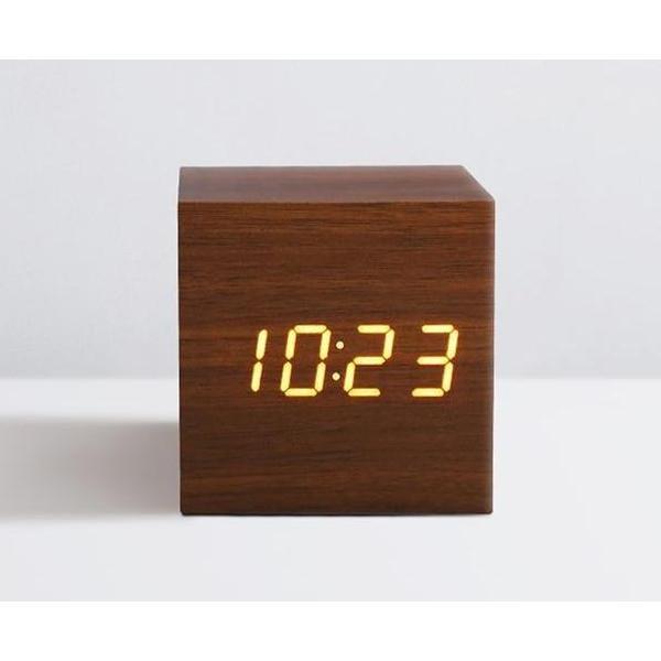 Eleganter Holz-Wecker mit LED-Anzeige im modernen Büroumfeld, stilvolle Tischuhr.