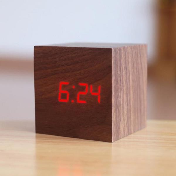 Schlichter Holzwürfel-Wecker mit leuchtender LED-Digitalanzeige, perfekt für ein modernes Zuhause.