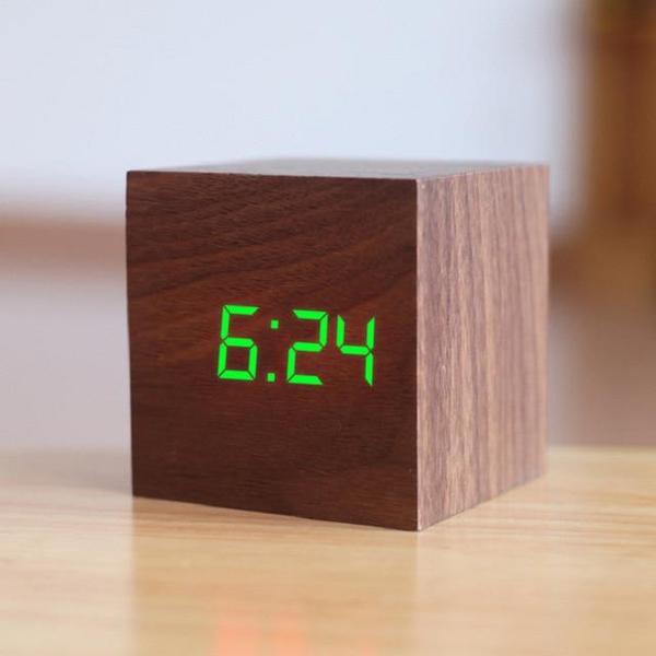 Der LED Holzwecker zeigt präzise Uhrzeit und Temperatur; mit praktischer Sprachsteuerungsfunktion.