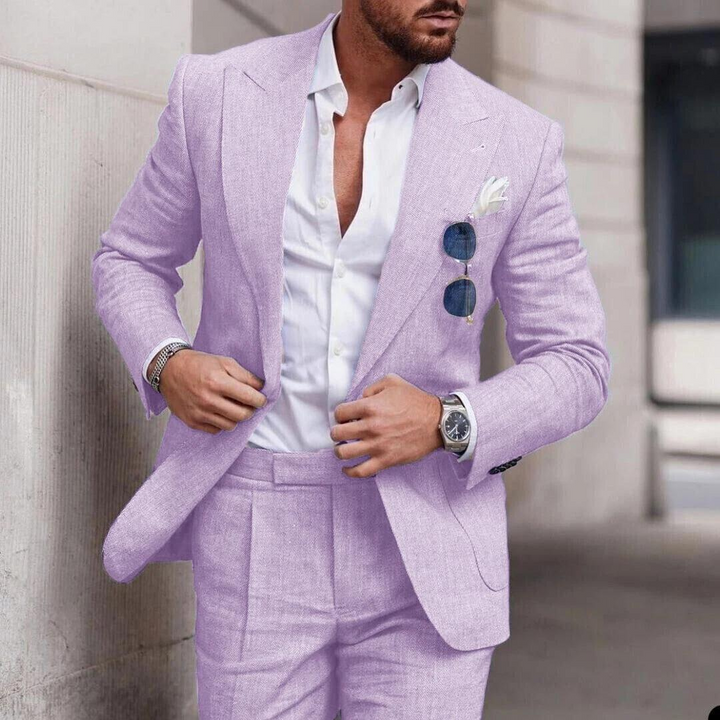 Stilvoller Herren-Zweiteiler aus Leinen als Hochzeitsgast-Outfit für elegante Strandhochzeiten.