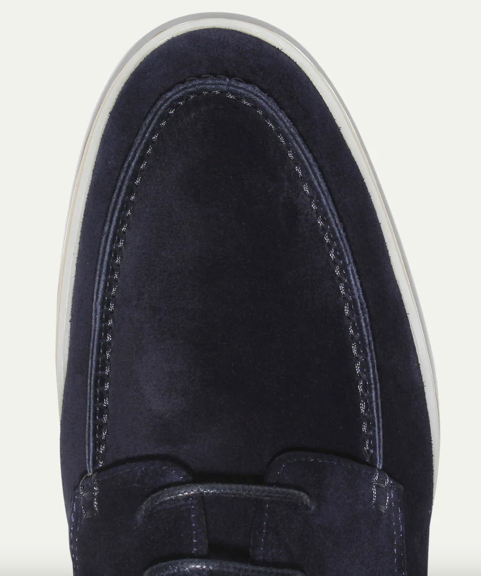 Hochwertige hellbeige Herren Loafer mit Detailakzenten. Elegante Komfortschuhe, perfekt für jeden Anlass.