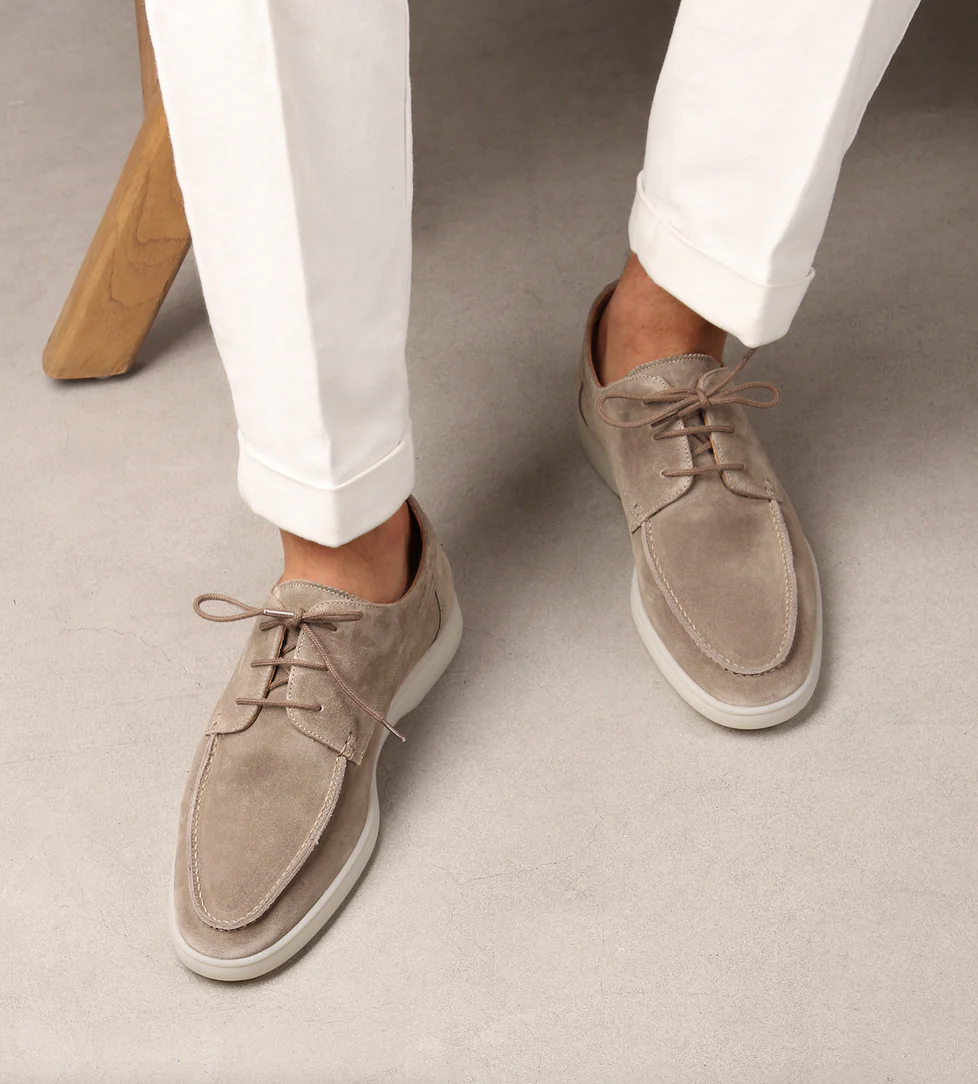 Moderner marineblauer Herren Loafer auf einem Holzsteg, bereit für Business Casual oder Freizeitausflüge.